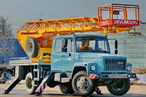 Автовишка АР 18 на базі автомобіля ГАЗ 3307, висота підйому 18 м.
