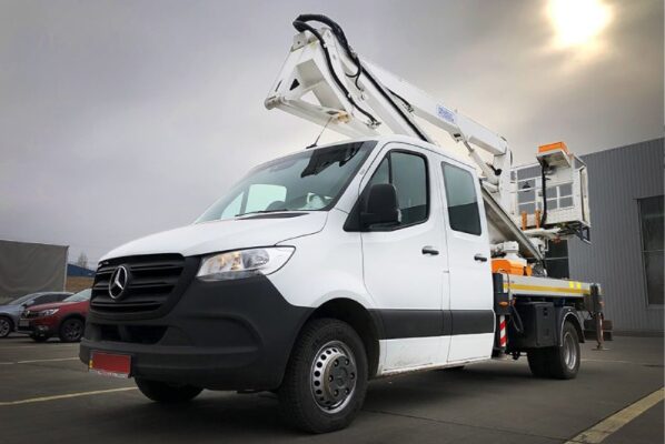Автовишка на базі автомобіля Mercedes Sprinter, висота підйому 17 м.