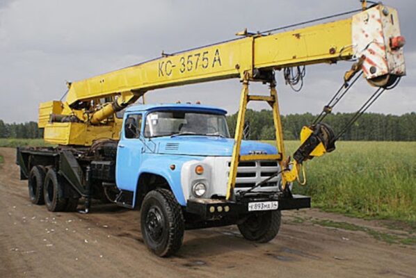 Автомобільний кран КС 3575А на шасі ЗІЛ-133ГЯ
