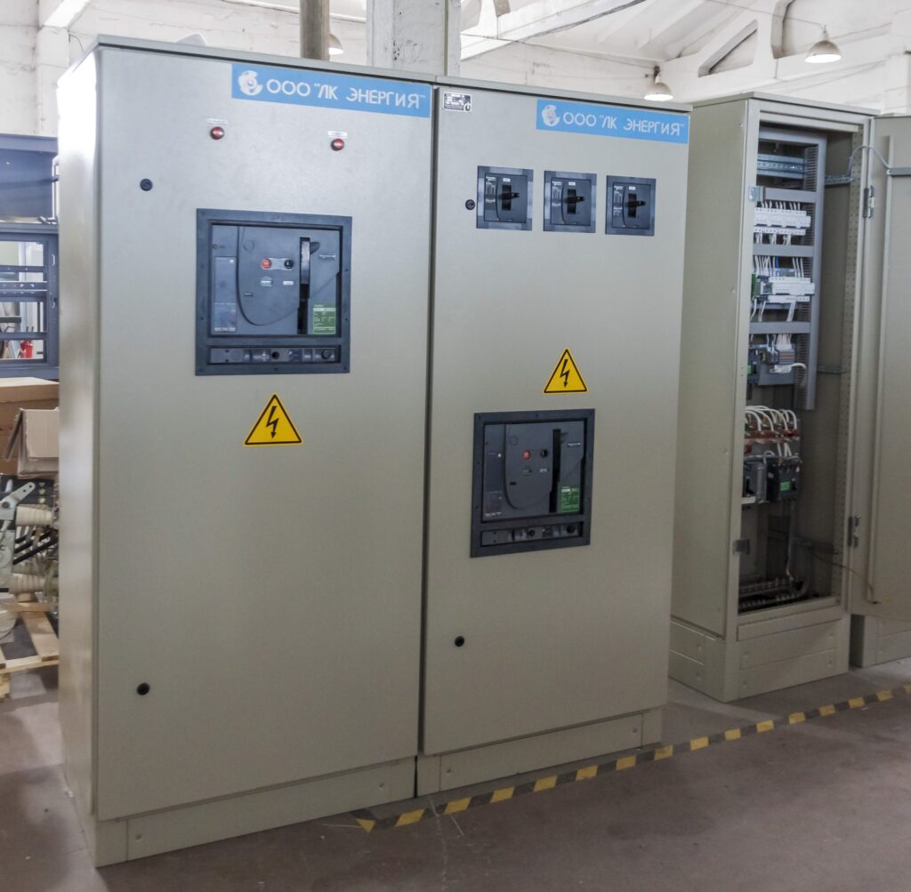 Готовые шкафы НКУ с автоматами Schneider Electric и шильдом ООО «ЛК Энергия» в производственном цехе — реальная сборка щитового оборудования