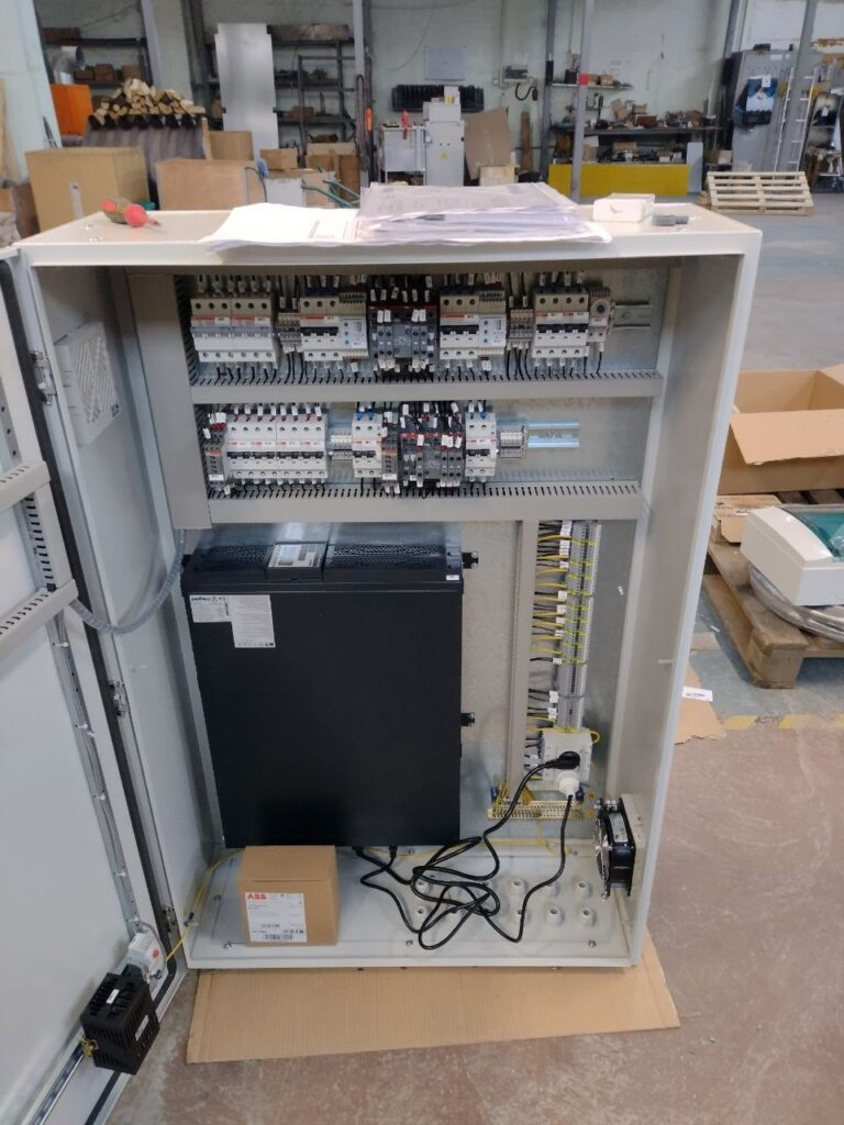Низковольтное комплектное устройство НКУ с автоматами и контакторами ABB и частотным преобразователем, сборка ЛК Энергия