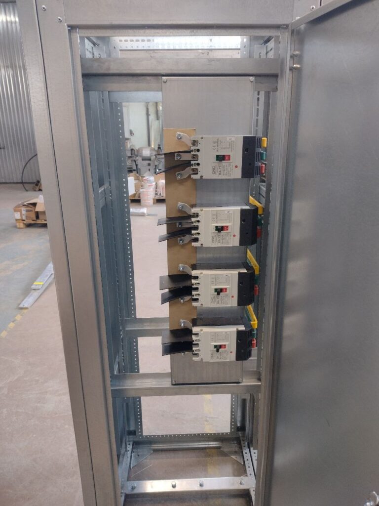 Сборка распределительного щита с автоматическими выключателями CNC в литом корпусе на монтажной панели, ЛК Энергия