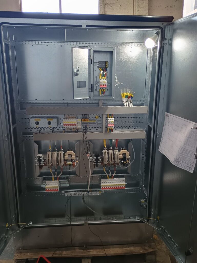 Внутренняя компоновка низковольтного шкафа управления (НКУ): контакторы, автоматические выключатели, трансформаторы тока и клеммники — сборка ЛК Энергия
