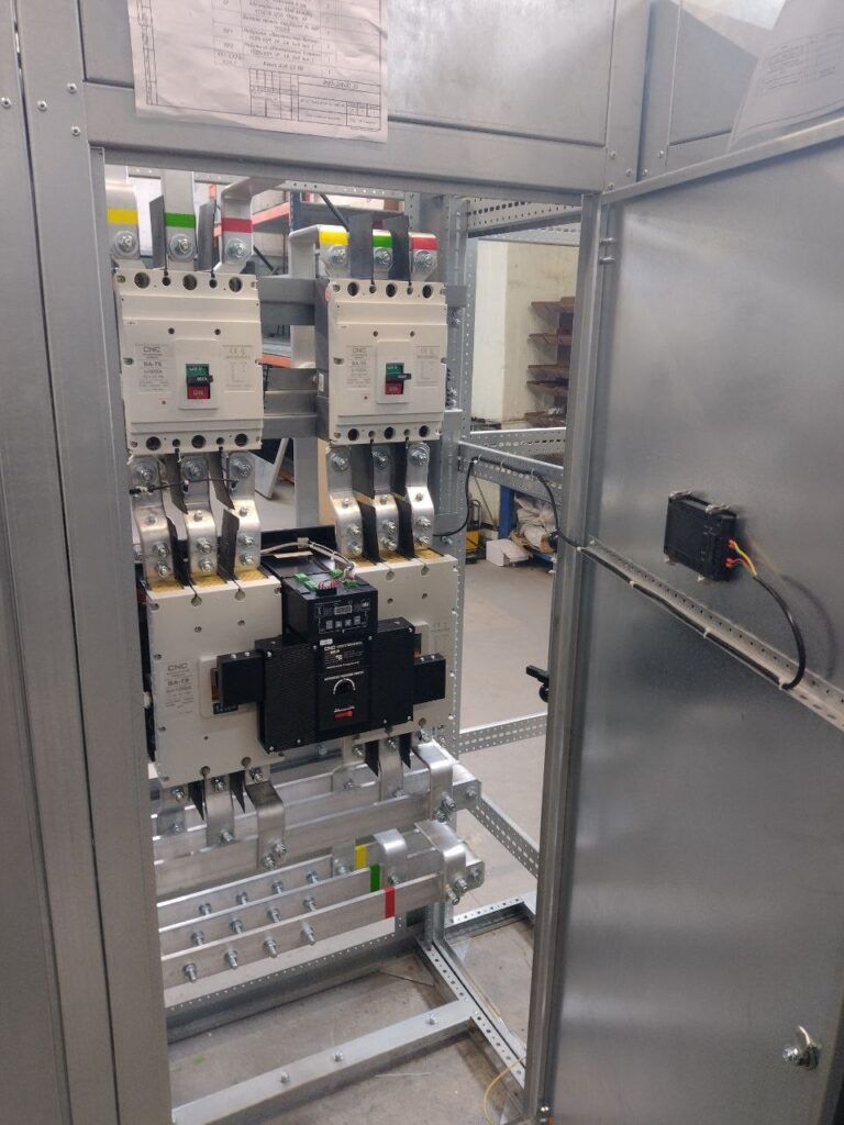Внутренняя сборка ВРУ с автоматическими выключателями CNC ВА-78, шинами и устройством АВР производства ЛК Энергия