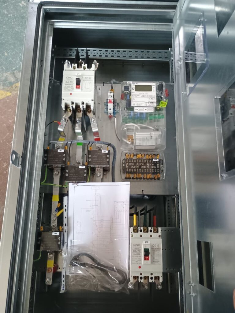 Внутренний монтаж шкафа учёта электроэнергии: автоматы CNC, трансформаторы тока и счётчик — НКУ от ЛК Энергия