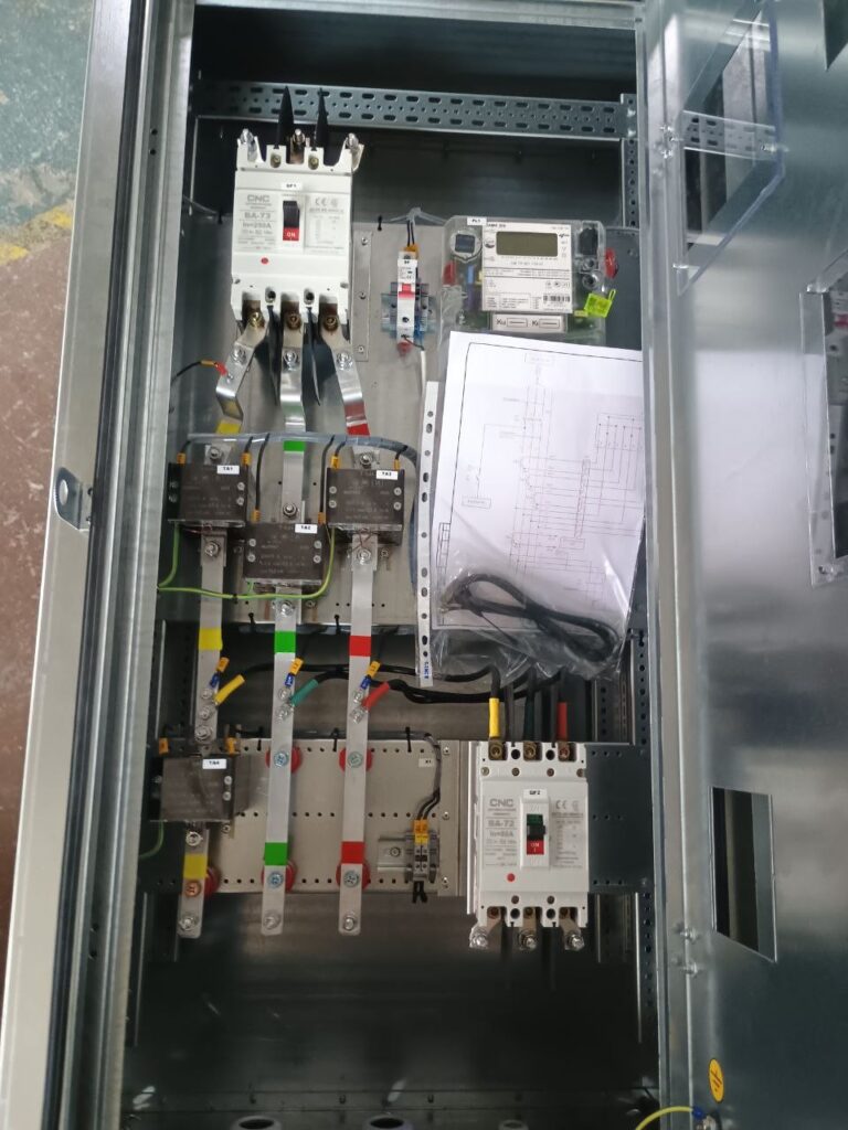 Вводно-распределительное устройство ВРУ с автоматами CNC, счётчиком учёта и трансформаторами тока — щитовое оборудование ЛК Энергия